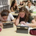 2019 collège Saint-Charles de Saint-Georges d'Orques - Le travail des collégiens sur les tablettes développe leur autonomie.