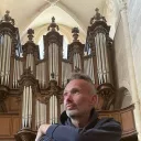 2021 - Guido Vonk - Serge Schoonbroodt devant l'orgue de Falaise