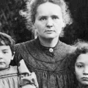 Marie Curie et ses filles Eve et Irène. Elles deviendront des porte-drapeaux du féminisme. AFP
