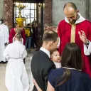 Un prêtre nouvelle ordonnée bénit ses proches © CIRIC