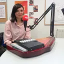 Marion Toussaint-Louve et l'auto-harpe avec laquelle elle accompagne ses chants.