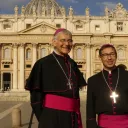 Mgr Roland (à gauche) sur la place St Pierre à Rome avec Mgr Noblot, RCF JBCocagne
