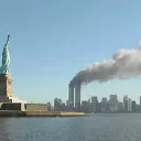 Les tours du World Trade Center en feu après les impacts des vols AA11 et UA175 ©Wikimédia commons