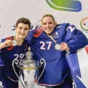  Marion Rebuffet et Chloé Joly-Vuillemin posent devant la coupe du monde de Roller Hockey le 13 septembre 2021