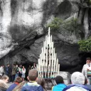 Les pèlerins à la grotte de Lourdes