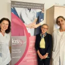 Marie Huitric, coordinatrice de parcours, Anne-marie et Dr Carine Foucher, présidente de Kemper Institut du sein. ©Julie Rolland