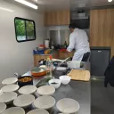 L'intérieur du camion équipé comme une cuisine