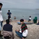 Des migrants sur la place de Lesbos. DR