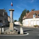 La borne signalant le Centre de la France, à Bruère-Allichamps.