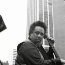 Charles Mingus jouant dans les rues de Manhattan en juillet 1976.