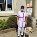 Olonne, un chien médiateur de la clinique du Haut Cluzeau, en compagnie de Il s'agit de Géraldine, aide soignante. © RCF - Hugo Sastre.