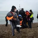 L'arrivée sur la côte anglaise d'un homme avec ses enfants secourus au cours de leur traversée de la Manche, le 24/11/2021, Dungeness, Royaume-Uni ©Ben STANSALL / AFP