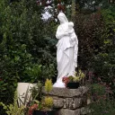 Statue de la Vierge Marie et l'enfant Jésus près de la chapelle Notre-Dame de Kério à Noyal-Muzillac ©RCF Sud Bretagne
