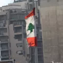 Drapeau libanais flottant sur un immeuble de Beyrouth/Amélie Gazeau/RCF