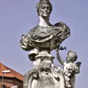 Statue de Mademoiselle Clairon à Condé-sur-l'Escaut l'une des gloires de cette ville de garnison 