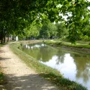 Le canal de Berry à Saint-Amand-Montrond. © Image d'illsutration libre de droits.