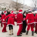Déguisés en Père Noël, des jeunes chrétiens maronites du village de Deir al-Ahmar, au Liban, font un selfie autour du Père Élias, le 2/12/2016 ©Chloe SHARROCK/CIRIC