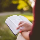 Femme en train de lire la Bible ©Pixabay