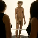 Des visiteurs observent la représentation d'un homme de Néandertal, le 19 juillet 2004 au musée national de la Préhistoire des Eyzies-de-Tayac ©PATRICK BERNARD / AFP