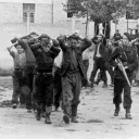Miliciens effectuant une rafle, juillet 1944.
