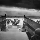  Photographie des troupes américaines avançant dans l'eau d'Omaha Beach, le 6 juin 1944.