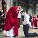 Un prêtre tout juste ordonné bénit un fidèle ©Corinne SIMON/CIRIC