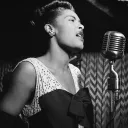 Billie Holiday dans le magazine Down Beat (vers février 1947). © Wikipedia.