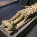 Ce gisant d'un chevalier du début du XIIIe siècle était conservé jusqu'en 2000 dans le parc du château de Tustal, en Gironde, avant d'être déposé au musée d'Aquitaine ©Musée d'Aquitaine 