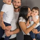Eden & Abel avec Farha, leur maman et Tomy, leur papa © 2022 Emmanuelle Carre