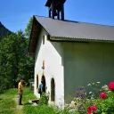 Visiteurs à la chapelle du hameau de Bionnassay 