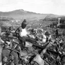 Ruines d'un temple à Nagasaki, au Japon, 6 semaines après le second bombardement atomique.