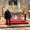 Père Gwenaël Maurey devant l'autel de la basilique de Sainte Anne d'Auray ©Chrétiens en Morbihan