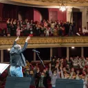 Brigitte Rose dirige les enfants de Finoreille à l'opéra de Lille