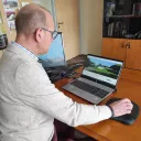 Thierry Bluet, directeur de l'Agence d'Attractivité de l'Indre en train de regarder le site Indre-emploi.fr.  © RCF - Hugo Sastre.