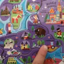 Puzzle d'Europe avec doigts d'enfants sur l'Ukraine et la Russie ©2022 RCF Haute-Savoie