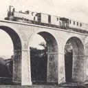 Le tacot part en direction d’Amancey -  passage sur le viaduc de Cléron  @ Musée du Tacot à Cléron dans le Doubs