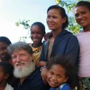 Père Pedro et les enfants malgaches