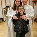 Justine, Nicolas et leur petit frère, servants de messe dans le secteur de Theix 