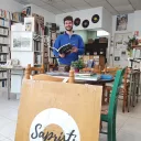 Baptiste Davout dans le café-librairie solidaire à Brest. ©Julie Rolland