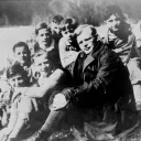 Dietrich Bonhoeffer en 1932 avec des écoliers ©Wikimédia commons