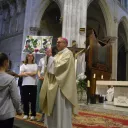 Mgr Beau avec les jeunes collégiens lors de la célébration qu'il a présidé dans l'église Ste André à Châteauroux. © RCF - Pascal Petit.