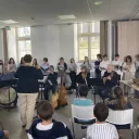 80 enfants d'écoles primaires du réseau de Sainte-Anne-d'Auray ont échangé avec les musiciens, deux semaines avant la représentation. © RCF Sud Bretagne