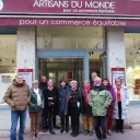 Des membres du CA 2021 devant la boutique Artisans du monde Bourg-en-Bresse
