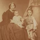 Le jeune Charles de Foucauld vers 5 ans, sa mère et sa sœur cadette, v. 1863 ©Wikimédia commons