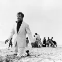 © Pathé/Otello Martelli. 1960. La Dolce Vita. Marcello Mastroianni, "échoué", sur la plage d'Ostie après une nuit de fête.