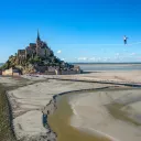 Nathan Paulin établit un nouveau record de "highliner" au dessus de la baie du Mont Saint Michel... © Facebook officiel - Bertrand Delapierre.