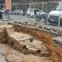 Place Kennedy à Angers, les archéologues ont mis au jour un tronçon de l'enceinte antique de la ville et l'amorce d'une tour. ©RCF Anjou