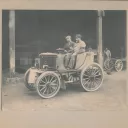 Amédée Bollée père et fils au volant du torpilleur - Photographie cliché Bollée 1898 - Archives départementales