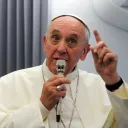 " Si une personne est gay et cherche le Seigneur avec bonne volonté, qui suis-je pour la juger ?", a dit le pape François au retour des JMJ de Rio, en juillet 2013 ©Alessia GIULIANI/CPP/CIRIC