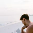 homme lisant à la plage - © Martin Péchy via Pexels